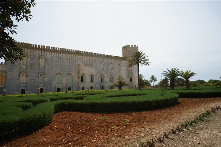 Veduta del Castello di Donnafugata dal parco